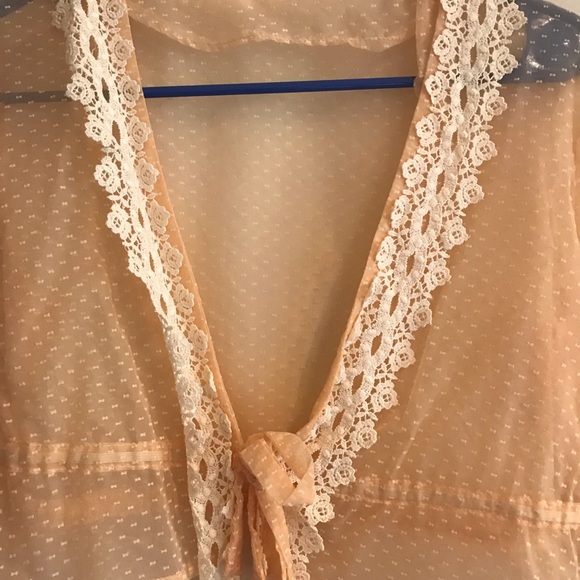 Peachy Vintage Lacey top - Picture 2 of 3